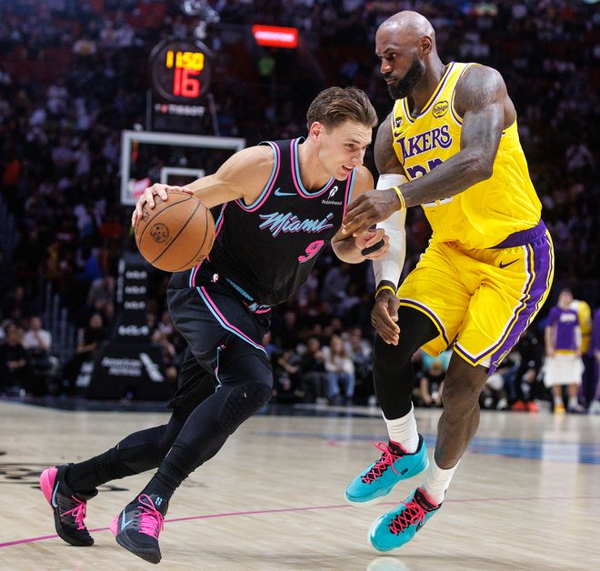 41岁詹姆斯背靠背三双追平历史纪录 湖人全胜延