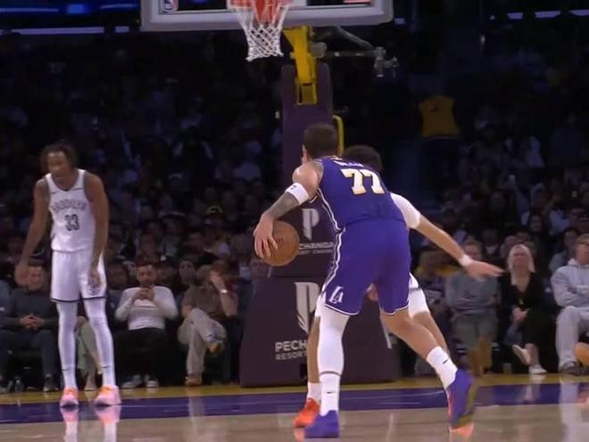 东契奇里夫斯联手爆发 湖人险胜篮网