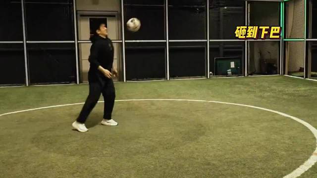 樊振东足球趣味体验引热议，意外射门惊现自伤