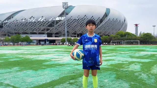 樊振东足球趣味体验引热议，意外射门惊现自伤