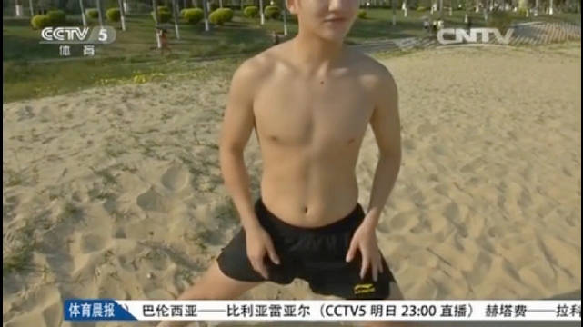 樊振东足球趣味体验引热议，意外射门惊现自伤