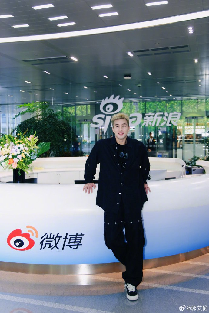 郭艾伦手术前球迷送祝福定制明信片赴医院